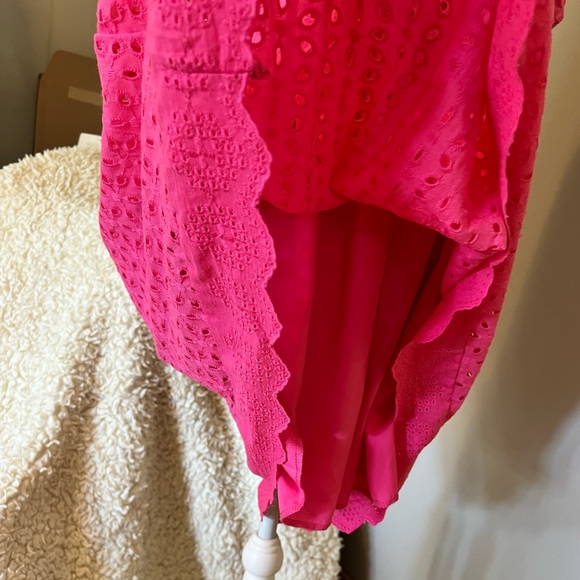 Super cute dress with shorts underneath! Fun Spring/Summer dress.  BARBIECORE - Picture 5 of 14